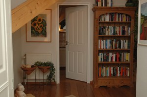 Flur mit B&uuml;cherregal