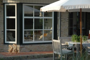 Terrasse mit Wohnzimmerfenster