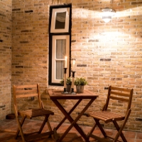 Haus am Abend und bei Nacht