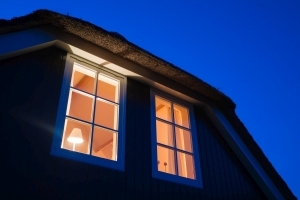 Haus am Abend und bei Nacht