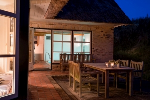 Haus am Abend und bei Nacht