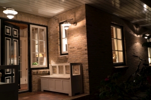 Haus am Abend und bei Nacht