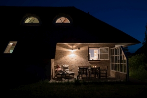 Haus am Abend und bei Nacht