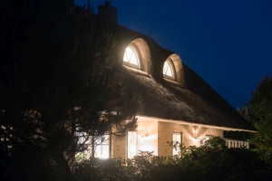 Haus am Abend und bei Nacht