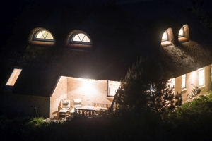 Haus am Abend und bei Nacht